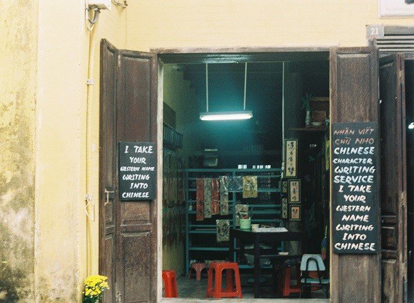 Đó là con hẻm nhỏ chỉ một người đi vừa, là bức tường phủ kín rêu phong của năm tháng, là những ngôi nhà cổ nép mình dưới giàn hoa giấy hồng rực một góc trời. Đó là con hẻm nhỏ chỉ một người đi vừa, là bức tường phủ kín rêu phong của năm tháng, là những ngôi nhà cổ nép mình dưới giàn hoa giấy hồng rực một góc trời.